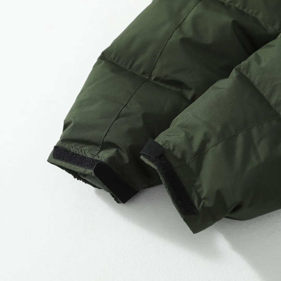 P660 #R54 Ralph Lauren/Ralph Lauren hooded down jacket (top quality, feel free to compare), using imported Barudan embroidery machine, carefully crafted with thousands of needles electric embroidery technology. Imported No. 7 needles and special embroidery thread ensure that every letter of the polo logo is full, three-dimensional and clear, creating the "most expensive embroidery logo" that can be called a work of art. Top-notch velvet core, luxurious warmth. Filled with national standard 80% high-quality white duck down, bringing excellent thermal insulation performance. At the same time, it is lightweight and can quickly regain its fluffiness after compression, bringing you a warm embrace without burden and resisting the harsh winter. Technical fabrics, no fear of wind and snow •Long-lasting fluffy and shape-retaining: High-quality filling ensures that the down jacket is not easy to stiffen and keeps you warm for a long time. •Strict anti-velvet technology: Using 400T gall fabric with pinhole retraction technology, it fundamentally eliminates the phenomenon of velvet leakage and makes wearing more secure. •All-round protective experience: Windproof and waterproof matte fabric, combined with an adjustable hem with a built-in drawstring buckle, can effectively lock in temperature and cold, and cope with changeable weather. Perfect details, creating a classic •Original electroplated YK zipper, smooth and durable, with brand texture highlighted in every detail. •Detachable hood design, one garment can be worn multiple times to meet different occasions and outfit needs. •Original hangtag and washed label, quality guaranteed. Five colors come together for couples to enjoy together: black is cool, beige is gentle, navy is calm, khaki is retro, and green is fresh. Available in five colors, the same style for men and women, it can be worn perfectly as a couple's outfit or a personalized item, becoming an indispensable fashion equipment on the streets in winter. Color: black, khaki, navy blue, army green, beige Size: S M L 66 67